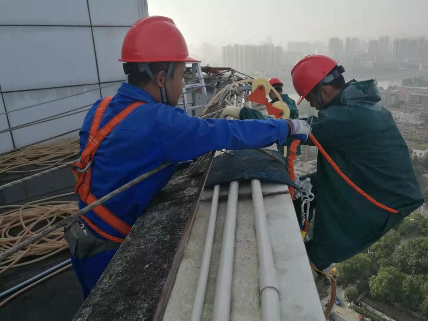 高空外墙清洗，瑞洁特“蜘蛛人”在勇敢前行